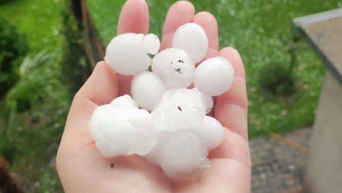 POTOP U BEOGRADU, NEVREME NAPRAVILO HAOS! Grad veličine oraha tukao svuda, vozači ne vide prst pred nosom (VIDEO)