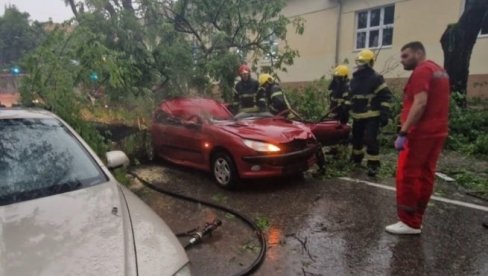 СТРАДАЛА ЖЕНА У СОМБОРУ: Јако невреме праћено градом и обилном кишом захватило Србију (ФОТО/ВИДЕО)