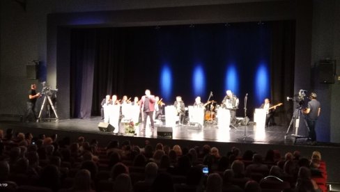 ZVEZDE MEĐU ZVEZDAMA: Pevaju u znak sećanja na muzičke legende (FOTO/VIDEO)