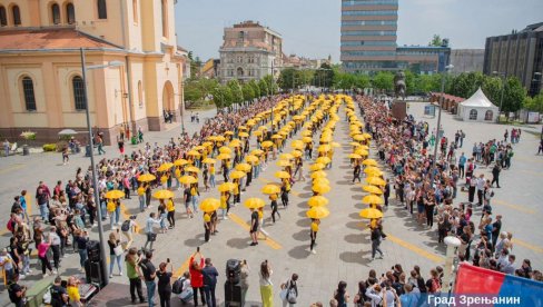 MATURANTI PLESALI UZ ŠTRAUSA