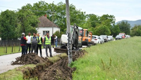 СТИЖЕ ВОДА ДО БРЕСНИЦЕ: У Чачснском селу граде водоводну мрежу