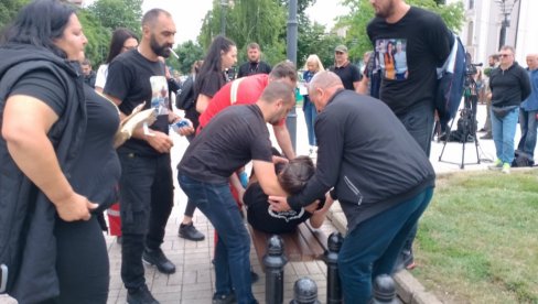 MAJČINO SRCE TEŠKO PODNELO SUSRET SA UBICOM BLAŽIĆEM: Pogledajte kako je hitna uletela da pomogne nesrećnoj ženi (FOTO/VIDEO)