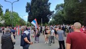 IZDAJA,  IZDAJA: Novi protest Srba ispred zgrade Vlade Crne Gore zbog podrške sramnoj Rezoluciji o genocidu u Srebrenici  (FOTO)