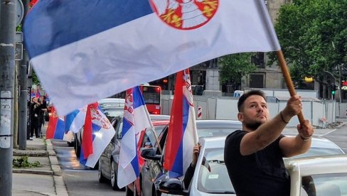 БЕОГРАЂАНИ ИЗАШЛИ НА УЛИЦЕ: Подршка Вучићу у УН (ФОТО/ВИДЕО) БЕОГРАЂАНИ ИЗАШЛИ НА УЛИЦЕ: Подршка Вучићу у УН (ФОТО/ВИДЕО)
