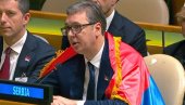 ВУЧИЋ ПОНОСНО ОГРНУТ СРПСКОМ ЗАСТАВОМ: Блокадери би да Србију прогласе геноцидном, а председник се борио против усвајања резолуције у УН ВУЧИЋ ПОНОСНО ОГРНУТ СРПСКОМ ЗАСТАВОМ: Блокадери би да Србију прогласе геноцидном, а председник се борио против усвајања резолуције у УН