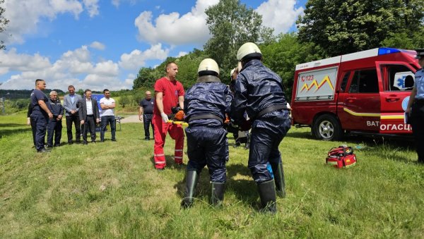 ЈАЧАЊЕ КАПАЦИТЕТА ЦИВИЛНЕ ЗАШТИТЕ: У Угљевику одржана показна вежба “Спасавање на води 2024”: