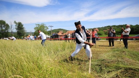 НЕ ДАЈУ ДА СЕ ВЕШТИНА ПРЕДАКА ЗАБОРАВИ: Код Крагујевца одржано такмичење косача