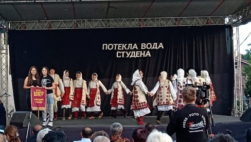 POTEKLA VODA STUDENA: Više od 400 folklorista na smotri u Velikom Izvoru (FOTO)