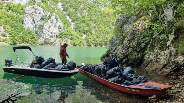 ОЧИШЋЕНО ЈЕЗЕРО ПЕРУЋАЦ: Волонтери чувају водени свет