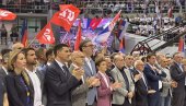 GOREO ČAIR - OGROMAN APLAUZ I VATROMET: Pogledajte doček predsednika Vučića na miting u Nišu (VIDEO)