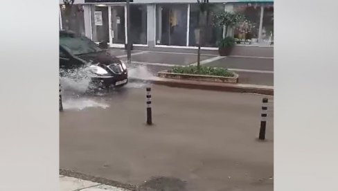 AUTOMOBILI PLUTAJU ULICAMA, VODA NA SVE STRANE: Jako nevreme napravilo haos u regionu, obilne padavine i danas prete (FOTO/VIDEO)