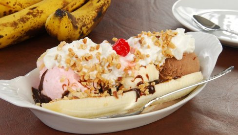 BANANA SPLIT: Osvežavajući desert pravi se za minut, pojede za tren!