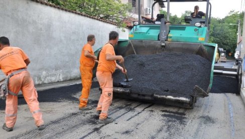 СРЕЂИВАЊЕ УЛИЦА НА ЗВЕЗДАРИ: После гасификационе мреже, путари почели да постављају и асфалт