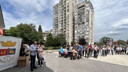 SIGURNIJA VOŽNJA ZA 80 MALIŠANA: Opština Palilula podelila nova auto-sedišta za najmlađe sugrađane