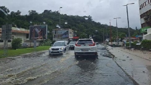 PLJUSKOVI I POPLAVE U HERCEG NOVOM: Poplavljeni brojni objekti, zamućeno more u zalivu - Nevreme ostavilo haos za sobom (FOTO)