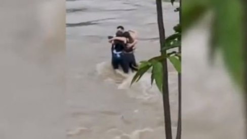 POTRESAN SNIMAK TROJE MLADIH PAR MINUTA PRE NEGO IH JE BUJICA ODNELA: Potraga i dalje u toku, ljudi strahuju da ih neće žive naći (VIDEO)