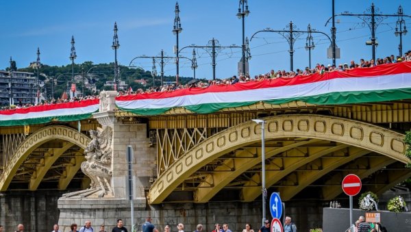 ДЕСЕТИНЕ ХИЉАДА МАЂАРА МАРШИРА БУДИМПЕШТОМ: Дошли су из целог света само из једног разлога, обраћа се и Орбан! (ВИДЕО)