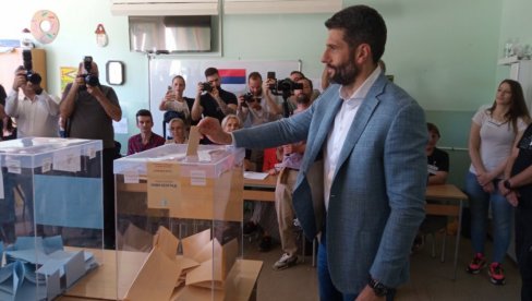 GLASAO ŠAPIĆ: Građansku dužnost obavio na Novom Beogradu (FOTO) GLASAO ŠAPIĆ: Građansku dužnost obavio na Novom Beogradu (FOTO)