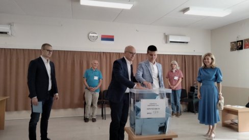 ПРЕМИЈЕР ВУЧЕВИЋ ОБАВИО ГРАЂАНСКУ ДУЖНОСТ: На гласачком месту са супругом и синовима (ВИДЕО) ПРЕМИЈЕР ВУЧЕВИЋ ОБАВИО ГРАЂАНСКУ ДУЖНОСТ: На гласачком месту са супругом и синовима (ВИДЕО)