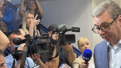 ВУЧИЋ НА ПРОВОКАЦИЈЕ НОВИНАРКЕ Н1: Не брините, следе вам веома радосне вести (ВИДЕО) ВУЧИЋ НА ПРОВОКАЦИЈЕ НОВИНАРКЕ Н1: Не брините, следе вам веома радосне вести (ВИДЕО)