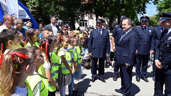 ГРАЂАНИ И ПОЛИЦИЈА НА ИСТОМ ЗАДАТКУ: Караван безбедности саобраћаја на путевима у Крушевцу (ФОТО)