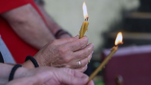 УНИШТЕНО И ПОПАЉЕНО ВИШЕ ОД 500 ДОМАЋИНСТАВА: Служен парастос за 68 Срба убијених у Буквику