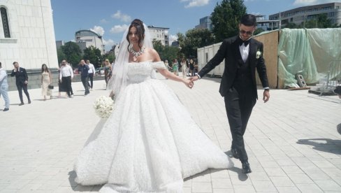 ВЕНЧАЛИ СЕ ТАМАРА МИЛУТИНОВИЋ И ДАРКО ЈЕВТИЋ: Пола естраде на слављу у познатом београдском ресторану (ФОТО) ВЕНЧАЛИ СЕ ТАМАРА МИЛУТИНОВИЋ И ДАРКО ЈЕВТИЋ: Пола естраде на слављу у познатом београдском ресторану (ФОТО)