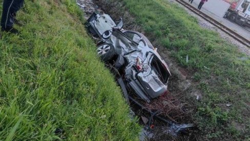 VOZ NALETEO NA AUTOMOBIL KOD LOZNICE: Vozilo od siline udarca završilo u kanalu i zapalilo se, ima povređenih (FOTO/VIDEO)