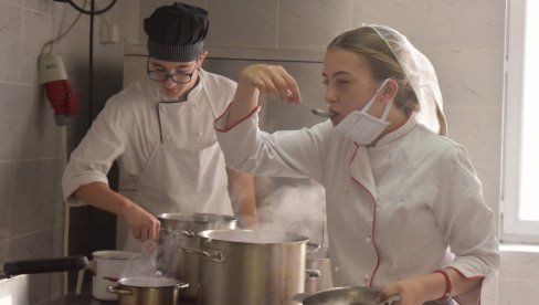 ZNAJU „RECEPT“ ZA ZAPOSLENJE: Ekonomska škola u Kikindi upisaće rekordan broj budućih kuvara (Foto)