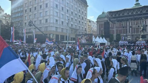 ВУЧИЋ ЛИЧНО НАДГЛЕДА ИЗГРАДЊУ МЕМОРИЈАЛНОГ ЦЕНТРА: Председник открио да пребацујемо и 10 милиона евра за ауто-пут у Српској ВУЧИЋ ЛИЧНО НАДГЛЕДА ИЗГРАДЊУ МЕМОРИЈАЛНОГ ЦЕНТРА: Председник открио да пребацујемо и 10 милиона евра за ауто-пут у Српској