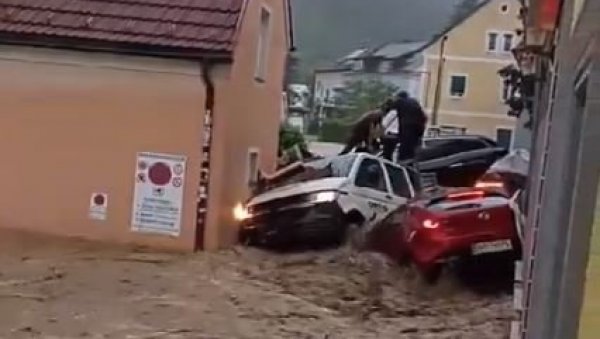 СТРАВИЧНИ ПРИЗОРИ ПОСЛЕ ЈАКОГ НЕВРЕМЕНА: Вода на све стране, аутомобили плутају улицама (ВИДЕО)