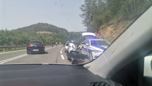 TELO STRADALOG MOTOCIKLISTE JOŠ NA PUTU, STIGLI MRTVOZORNICI: Prve slike sa mesta tragedije kod Borove glave, usporen saobraćaj (FOTO)