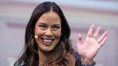 ШЉОКИЦЕ И ДУБОК ШЛИЦ: Ана Ивановић блистала за новогодишњу ноћ - одушевила пратиоце (ФОТО)