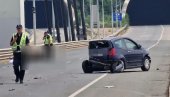 POGINULA NAJMANJE JEDNA OSOBA: Jeziva saobraćajna nesreća na Mostu slobode u Novom Sadu, sudarili se auto i motocikl (FOTO)