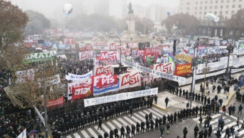 ХИЉАДЕ ЉУДИ ИЗАШЛО НА УЛИЦЕ ГЛАВНОГ ГРАДА: Владине реформе изазвале бес грађана - Постављене металне барикаде, улице затворене (ФОТО/ВИДЕО)