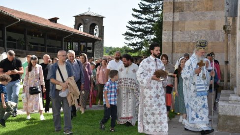 SVETI KRALJ PRIZIVA VERNIKE: Ćivot sa moštima srpskog vladara bio otvoren zbog crkvene slave - u Visokim Dečanima obeležen Spasovdan