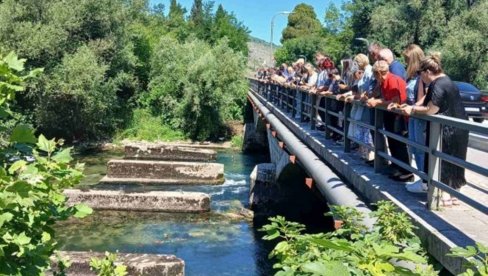 NESTALI, RANA KOJA NE ZACELJUJE: Uz sveće i cveće obeležene 32 godine od egzodusa srpskog naroda iz Mostara (FOTO)