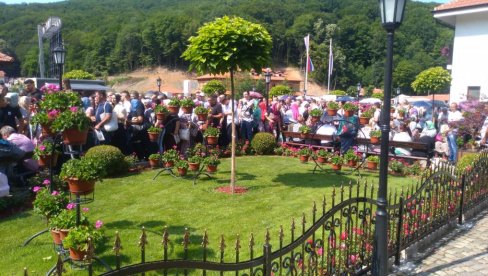 PRED MOŠTIMA  SVETOG ZOSIMA  30.000 VERNIKA: U Manastir Tumane slile se reke ljudi iz Srbije, Crne Gore, BiH, Makedonije (FOTO)