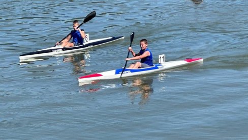 KAJAKAŠI UŽIVALI NA SAVI: U Obrenovcu održana 34. Vidovdanska regata, ekipe se takmičile u nekoliko kategorija