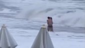 ZAGRLJENI STOJE NA PLAŽI, A ONDA DEVOJKU ODNOSI TALAS: Zastrašujući snimak, potraga traje tri dana (VIDEO)