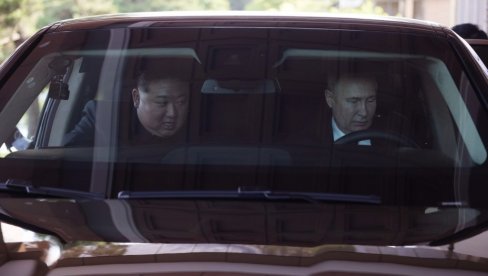 PUTIN POKLONIO KIMU JOŠ JEDAN AURUS, PA GA PROVOZAO: Pogledajte kakvu mašinu je dobio severnokorejski lider (FOTO/VIDEO)