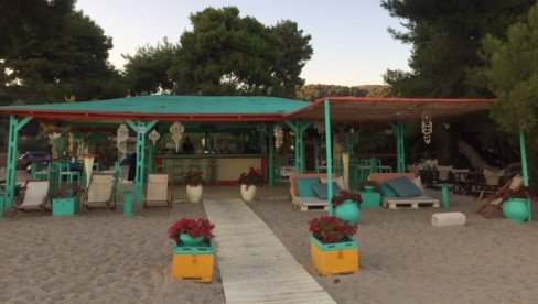 NA TARZAN PLAŽI KAFA KOŠTA MANJE OD 200 DINARA! Na njoj nema luksuza, a nalazi se na sat vremena od Beograda NA TARZAN PLAŽI KAFA KOŠTA MANJE OD 200 DINARA! Na njoj nema luksuza, a nalazi se na sat vremena od Beograda