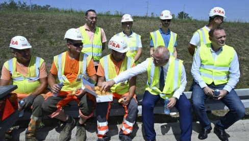 I TO JE TAKO Vesić doneo ručak i vodu radnicima na Milošu Velikom koji rehabilituju put na paklenim vrućinama (FOTO)