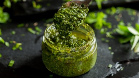 DAJE POSEBAN UKUS SVAKOM JELU: Recept za originalni pesto sos od bosiljka