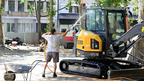 I MAŠINE RASHLAĐUJEMO: Građevinci oko 11 - u hlad, nadležni apeluju na poslodavce da poštuju smernice za rad na otvorenom dok traju vrućine