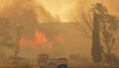 VATRENA BUKTINJA BESNI, NEKOLIKO OSOBA POGINULO: Dramatični prizori požara, evakuisano celo selo (FOTO/VIDEO)