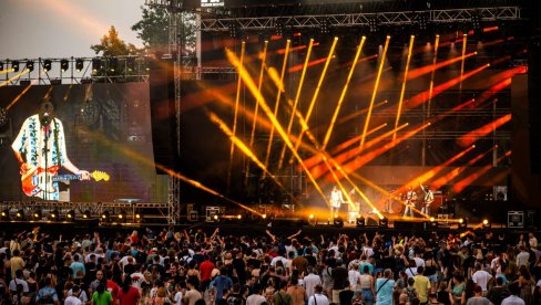 EKSPLOZIVAN START BELGRADE BEER FEST-A: Više od 50 hiljada posetilaca, orilo se uz hitove Galije, Dubioza kolektiv pokorio Ušće