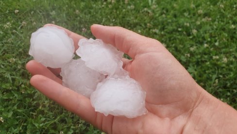 NAKON VRUĆINA, BOMBARDOVANJE KRUPNIM LEDOM: Nezapamćeno nevreme zahvatilo severni deo Srpske (FOTO/VIDEO)