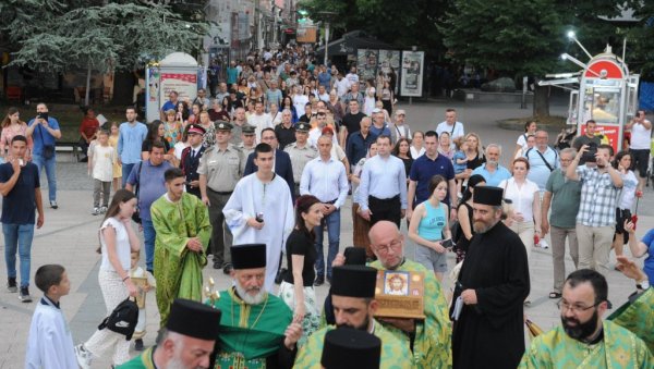 СВЕЧАНА ЛИТИЈСКА ПОВОРКА: Краљевчани обележавају градску славу Свету Тројицу (ФОТО)