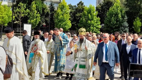 LESKOVČANI OBELEŽILI SVETU TROJICU: U gradu na Veternici liturgija, svečana litija i prijem povodom slave grada (FOTO)